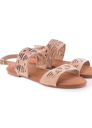 Стильні білі замшеві босоніжки, сандалі на плоскій підошві низький хід