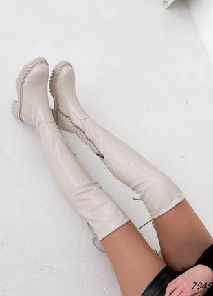 Розпродаж демісезонні стрейчеві ботфорти кольору айворі на низькому ходу