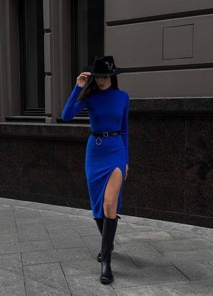 Сукня міді в рубчик з розрізом по ніжці облягаюча з довгими рукавами високим коміром під горло плаття стильна базова синя хакі бежева з ременем