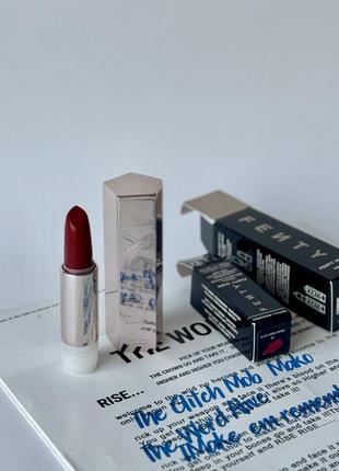 Бордова темно червона винна кремова стійка помада fenty beauty icon the fill semi-matte refillable lipstick freak-went fly'r