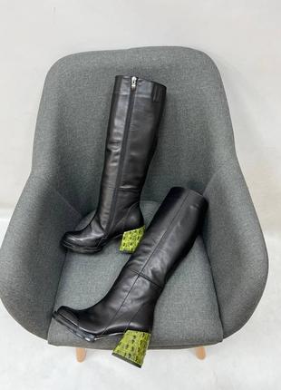 Черные кожаные сапоги с акцентным каблуком цвет на выбор