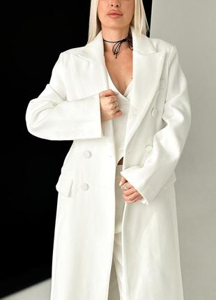 Белое элегантное пальто длины миди