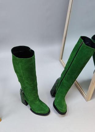 Зеленые замшевые сапоги на удобном акцентном каблуке