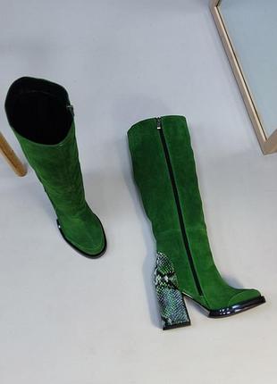 Зеленые замшевые сапоги на удобном акцентном каблуке