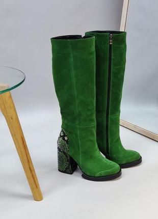 Зеленые замшевые сапоги на удобном акцентном каблуке