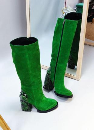 Зеленые замшевые сапоги на удобном акцентном каблуке