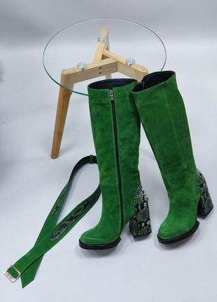 Зеленые замшевые сапоги на удобном акцентном каблуке