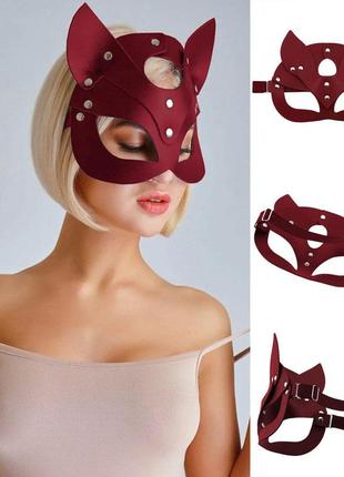 Червона еротична маска кішки для обличчя жіноча з металевим заклепками бдсм