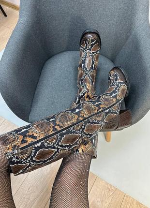 Сапоги из эксклюзивной кожи с тиснением под змею на удобном каблуке6 фото