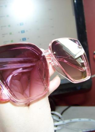 Солнцезащитные розовые очки-трапеции с дымчатой линзой-накладкой