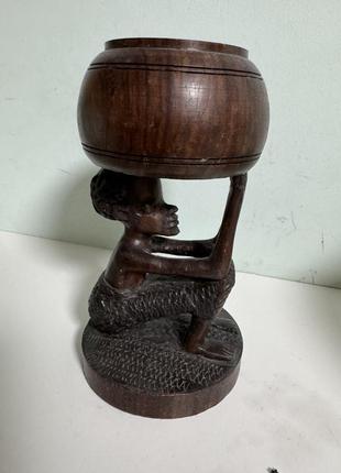 Деревянная статуэтка африканец с чашой2 фото