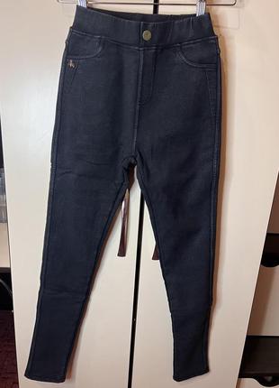 Черные джинсы для девочки новые с утеплением на резинке 140-152