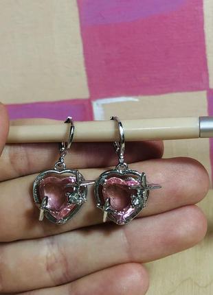 Сережки з камінчиками сердечками довгі сріблясті рожеві4 фото
