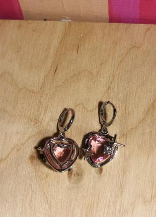 Сережки з камінчиками сердечками довгі сріблясті рожеві3 фото