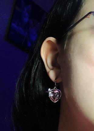 Серьги с сердечком камешками серебристые розовые длинные свисающие