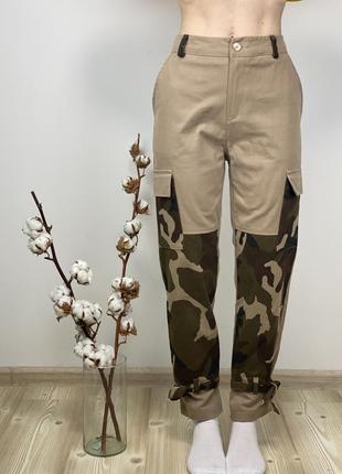 Штаны с камуфляжным принтом и накладными карманами2 фото