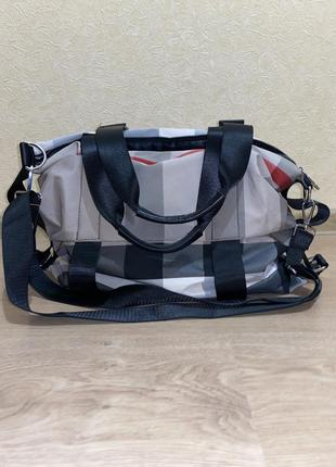 Жіноча сумка спортивного стилю або ручна поклажа