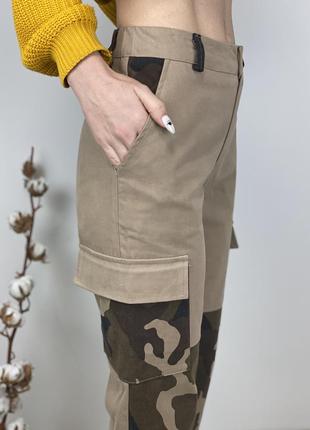 Штаны с камуфляжным принтом и накладными карманами3 фото