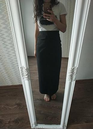 Крутая юбка с высокой талией и разрезом сзади
