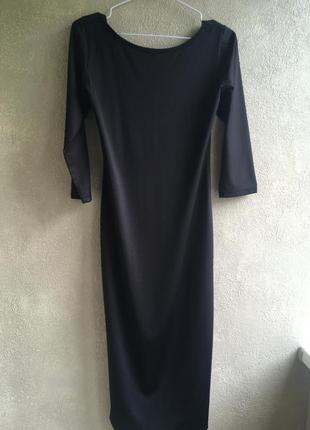Платье миди с оригинальной проймой на груди2 фото