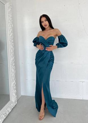 Невероятного цвета платье с разрезом и шлейфом