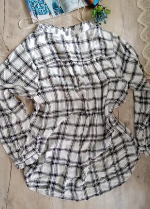 Блуза в клітку з закругленим низом і рюшами на горлі і рукавах5 фото