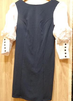 Сукня темно-синю з білими рукавами-ліхтариками і вирізом на спині а-ля сарафан