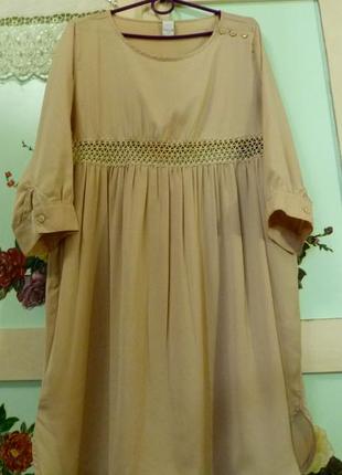 Красивое фирменное платье.