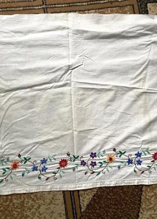Білий ситцевий вишитий гладдю ручна вишивка пидзорнык фіранка