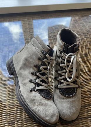 Зимние замшевые ботинки на меху бежевых, оригинал2 фото