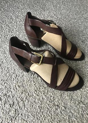 Розпродаж босоніжок