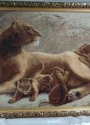 Картина гобелен " львица  с львятами"