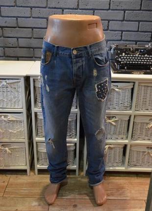 Голубые джинсы zara с рваными вставками и латками