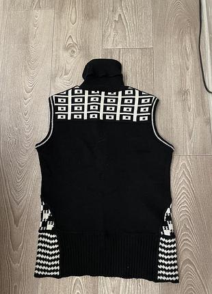 Жилет. черно белый