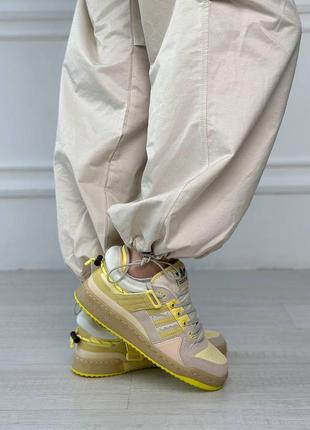 Прекрасные женские кроссовки adidas forum low x bad bunny yellow жёлтые с бежевым6 фото