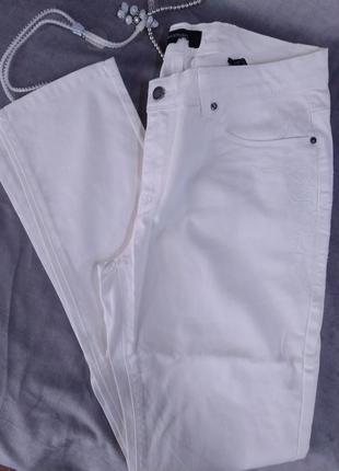 Молочні джинси з вишивкою в тон, рр.38, 40, 42, 46
