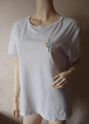 Біла футболка з вишивкою квітами бавовна1 фото