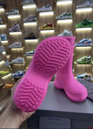 Резиновые сапоги balenciaga x crocs rain boots pink5 фото