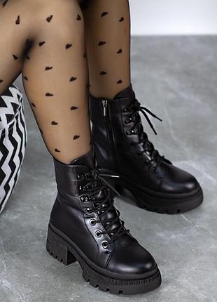 Жіночі зимові черевики з натуральної шкіри на середньому підборі