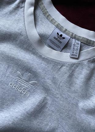 Хлопковая футболка adidas originals мужская цвет серый узор2 фото