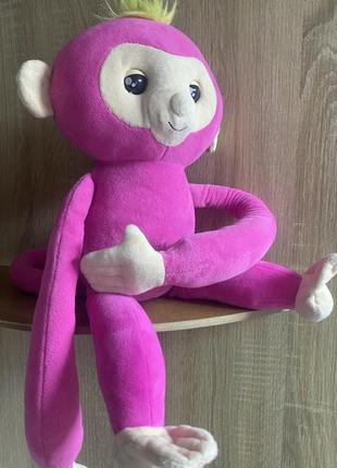 Интерактивная мягкая детская игрушка обезьянка-обнимашка белла фингерлингс