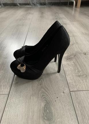 Атласні розкішні туфлі атлас чорного кольору 37 розміру на високому каблуці