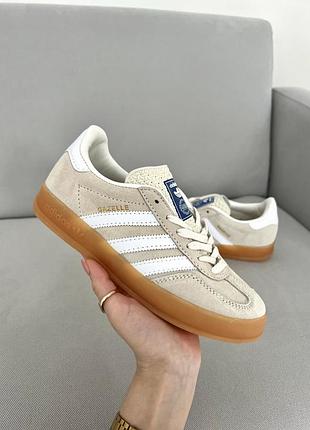 Шикарные женские кроссовки adidas gazelle indoor clear brown cloud 80s бежевые с белым