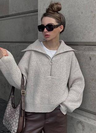 Свитер с замком