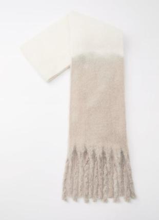 Мягкий объемный трикотажный шарф с бахромой1 фото
