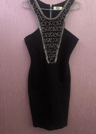 Маленька чорна сукня