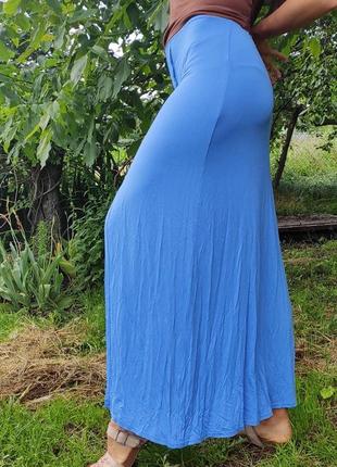 Летняя голубая юбка с разрезом3 фото