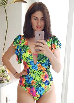 Яскравий цільний купальник з рюшами