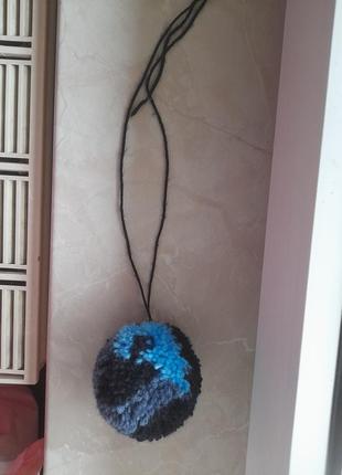 Бомбон на шнурку