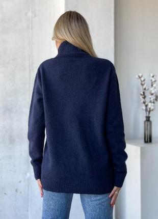 Темно-синий свитер объемной вязки с высоким горлом2 фото